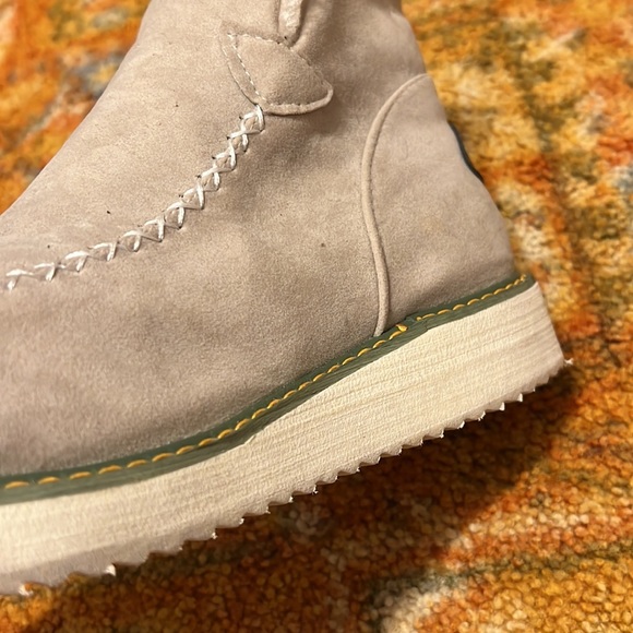 Beige and white wedge bootie size 6 - Picture 5 of 5